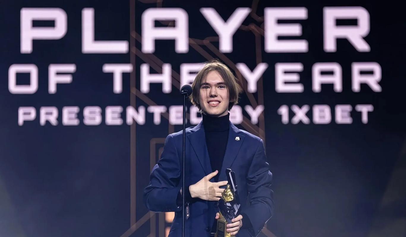 接替HUNDER，Heroic分析师Xizt在Major期间暂任主帅