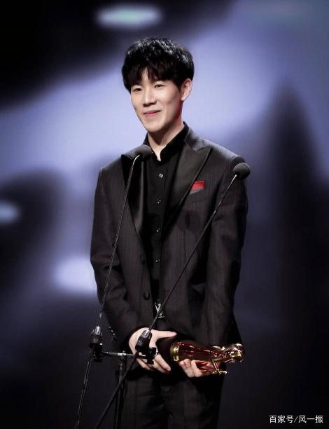 身背57万诈骗案逃犯在网吧看英雄联盟比赛时被抓