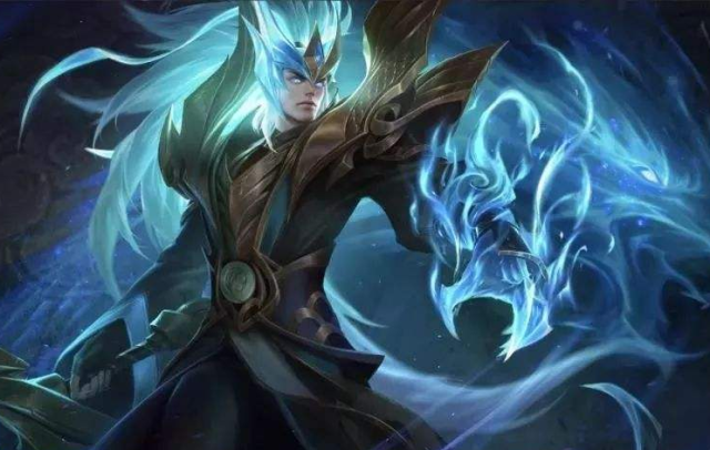 资讯主播躲车里瑟瑟发抖，以为是个菜鸟，结果出来瞬间清场