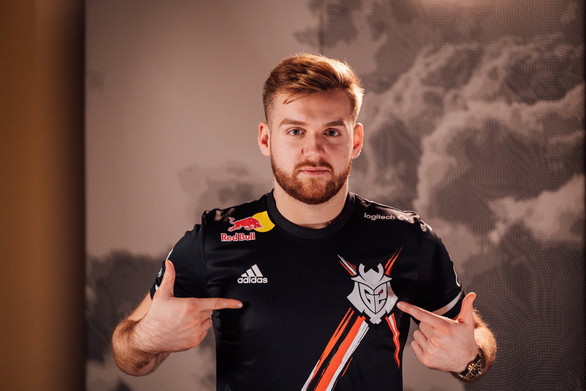 Uzi跪在RNG基地门口讨债？